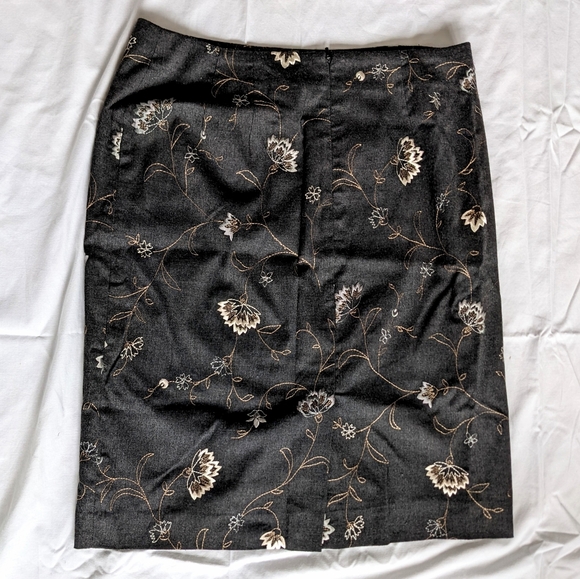 Ann Taylor LOFT charcoal embroidered pencil skirt, size 6 - Picture 7 of 8